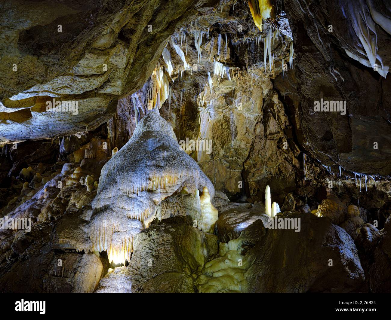 Europa, Deutschland, Hessen, Westerwald, Geopark Westerwald-Lahn-Taunus, Breitscheid, Karsthöhlensystem Herbstlabyrinth Adventhöhle, Knopfhalle, Besucherhöhle Stockfoto