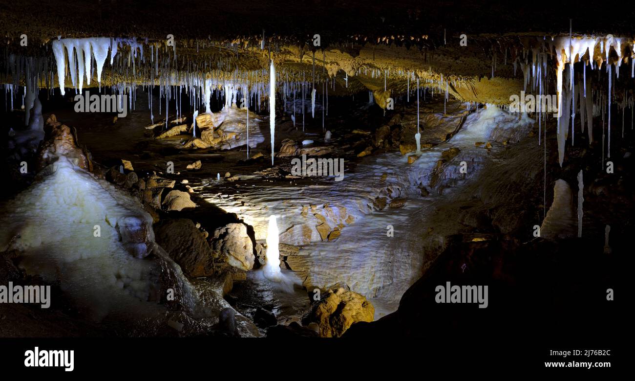 Europa, Deutschland, Hessen, Westerwald, Geopark Westerwald-Lahn-Taunus, Breitscheid, Karsthöhlensystem Herbstlabyrinth Adventhöhle, Knopfhalle, Besucherhöhle Stockfoto