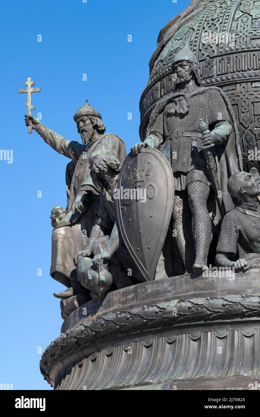 WELIKI NOWGOROD, RUSSLAND - 09. MÄRZ 2022: Skulpturen der Herrscher des alten Russlands Prinz Wladimir (der Täufer) und Rurik über das Millennium der Russ Stockfoto