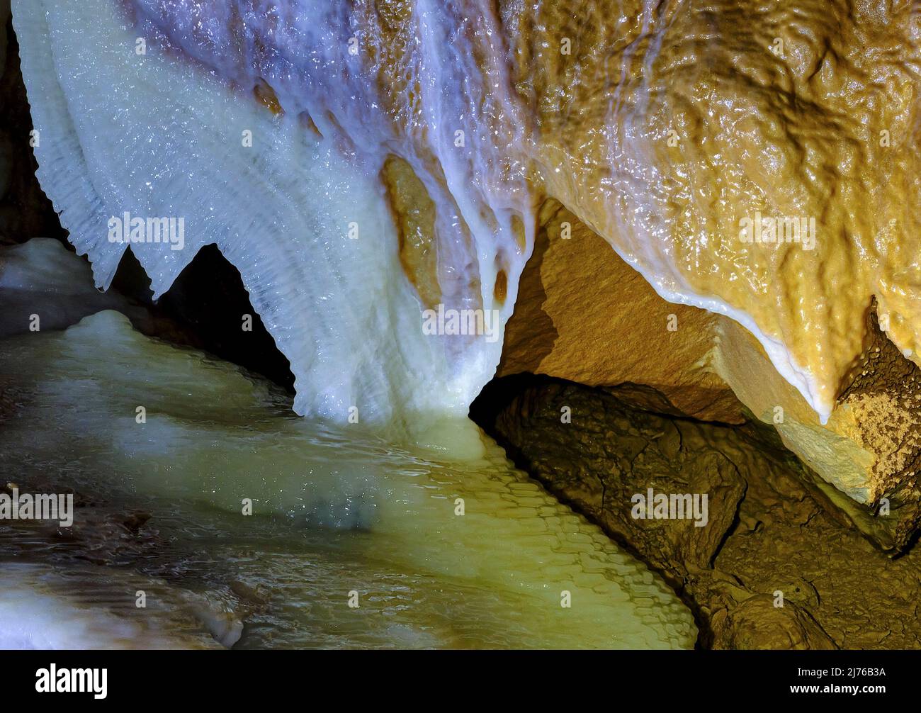Europa, Deutschland, Hessen, Westerwald, Geopark Westerwald-Lahn-Taunus, Breitscheid, Karsthöhlensystem Herbstlabyrinth Adventhöhle, Knopfhalle, Besucherhöhle Stockfoto