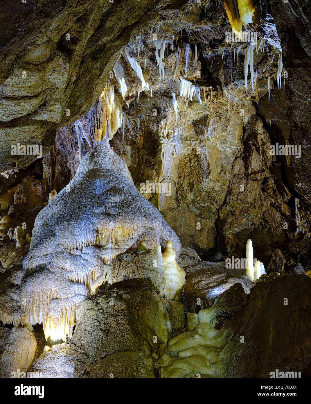 Europa, Deutschland, Hessen, Westerwald, Geopark Westerwald-Lahn-Taunus, Breitscheid, Karsthöhlensystem Herbstlabyrinth Adventhöhle, Knopfhalle, Besucherhöhle Stockfoto