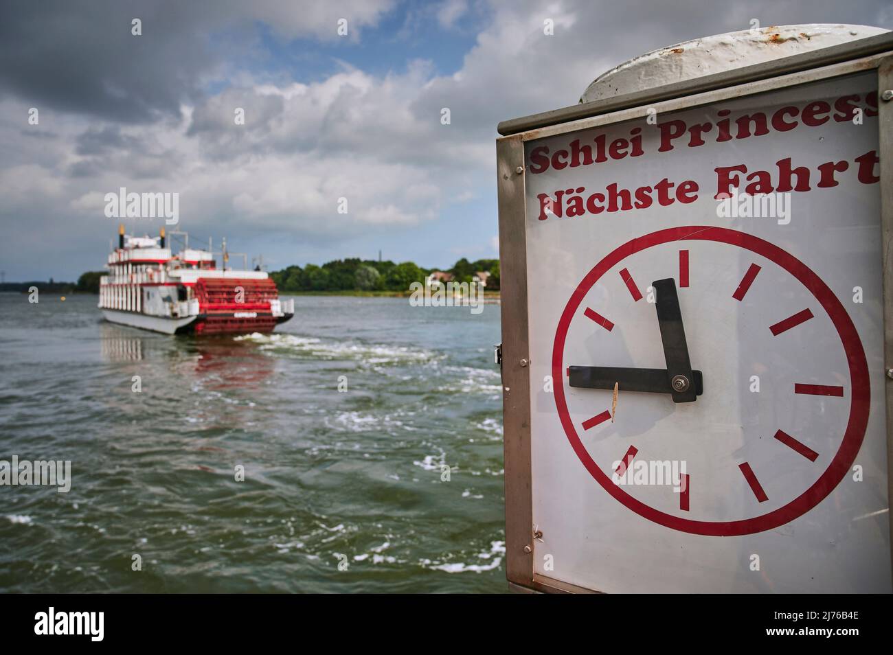 Wasserlandschaft der Schlei, Einlass in Schleswig-Holstein, Kappeln, Hafen, Raddampfer Princess, Abflugzeit, Viertel vor zwölf Stockfoto