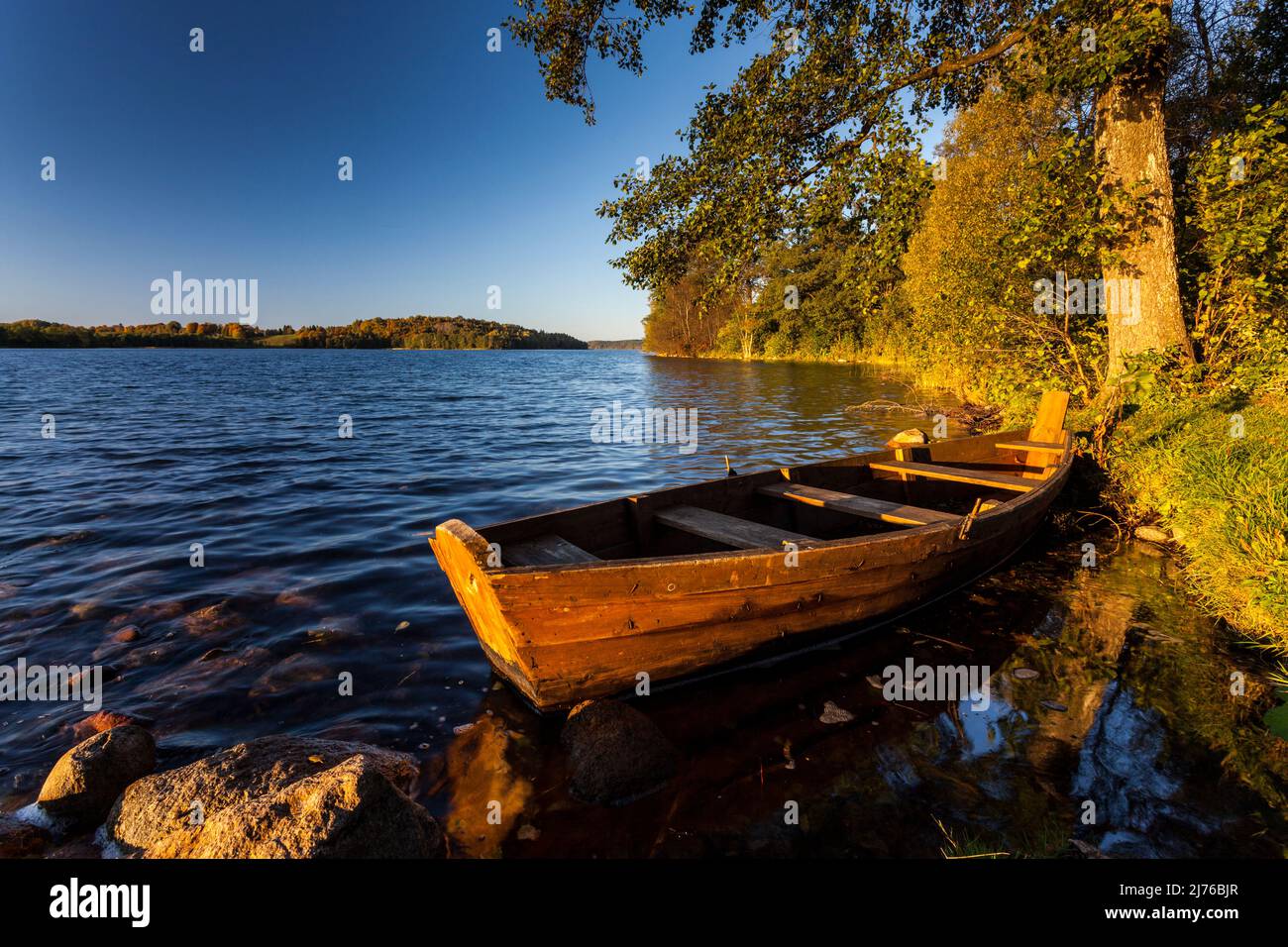 Europa, Polen, Woiwodschaft Podlachien, Region Suwalskie, Hancza-See, Boot am Ufer Stockfoto