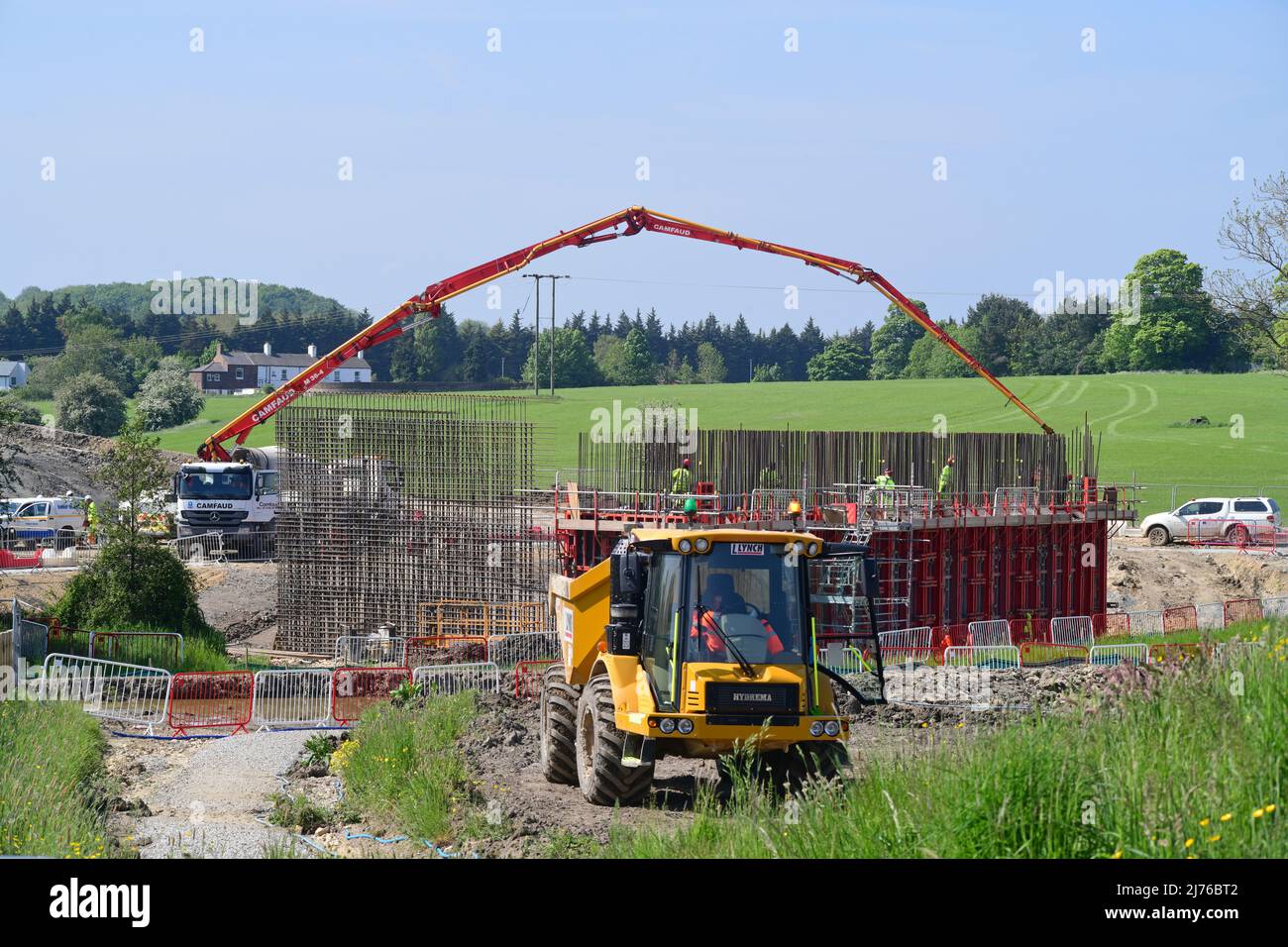 Zement wird beim Bau der Straßenbrücke beim Bau der neuen Ost-leeds-Bahnstraße yorkshire united Kingdom geliefert Stockfoto