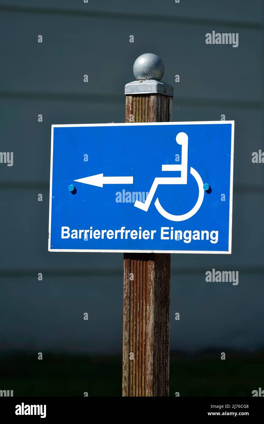 Deutschland, Bayern, Oberbayern, Altötting, Zugang zur Stiftskirche, barrierefreier Eintritt, Schild, Rollstuhlsymbol Stockfoto