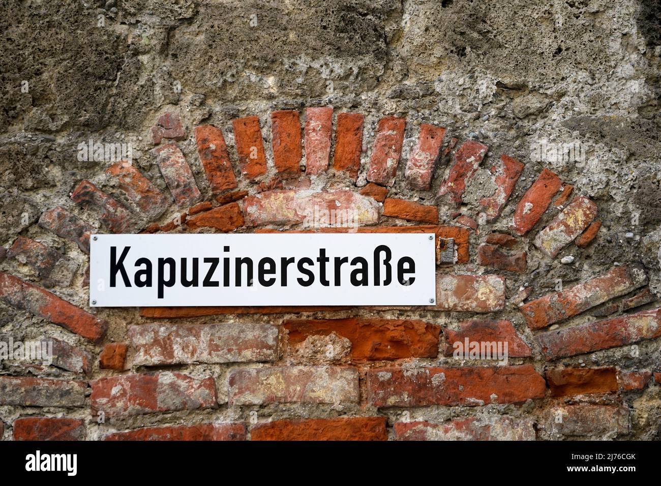 Deutschland, Bayern, Oberbayern, Altötting, Hauswand, Altes Mauerwerk, Straßenschild, Kapuzinerstraße Stockfoto