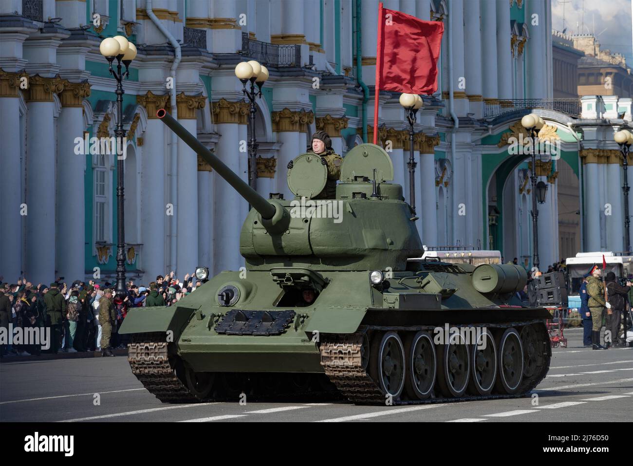 SANKT PETERSBURG, RUSSLAND - 28. APRIL 2022: Sowjetischer Panzer T-34 aus der Zeit des Zweiten Weltkriegs aus der Nähe. Probe der Siegesparade auf dem Palastplatz Stockfoto