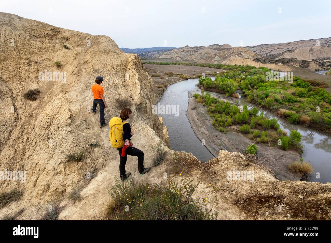 Mutter und Sohn stehen auf einem felsigen Berg mit Blick von der Klippe auf den Alazani-Fluss im Vashlovani-Nationalpark, Georgien Stockfoto