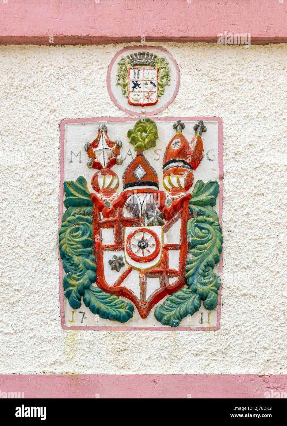 Deutschland, Rottweil, Weingut Neckarbug, Abt Michael Glükher ließ das gut 1711 bauen. Sein Wappen wurde über dem Eingang zum Haus angebracht. Darüber befindet sich das Wappen der Grafen von Bissingen-Nippenburg, die 1836 das gut und die Ruinen von Neckarburg erworben haben. Stockfoto