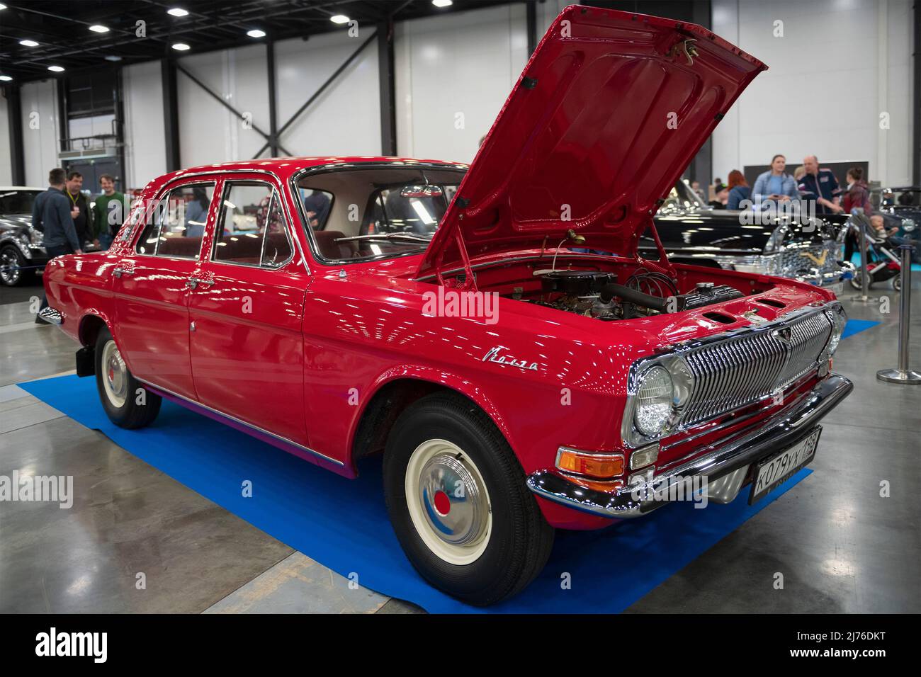 SANKT PETERSBURG, RUSSLAND - 23. APRIL 2022: Rote 'Wolga' GAZ-24 auf der Ausstellung von Retro-Autos zeigen 'Oldtimer Gallery' Stockfoto