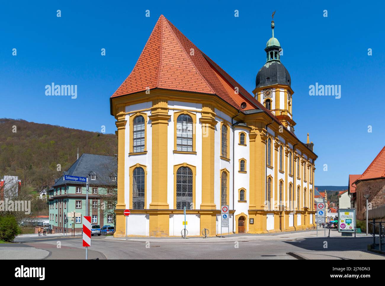 Deutschland, Suhl, die lutherische Kreuzkirche wurde von 1731 bis 1739 erbaut. Die Fassade des sechsachsigen Kirchenschiffs ist durch zweigeschossige Rundbogenfenster und Pilaster geteilt. Stockfoto