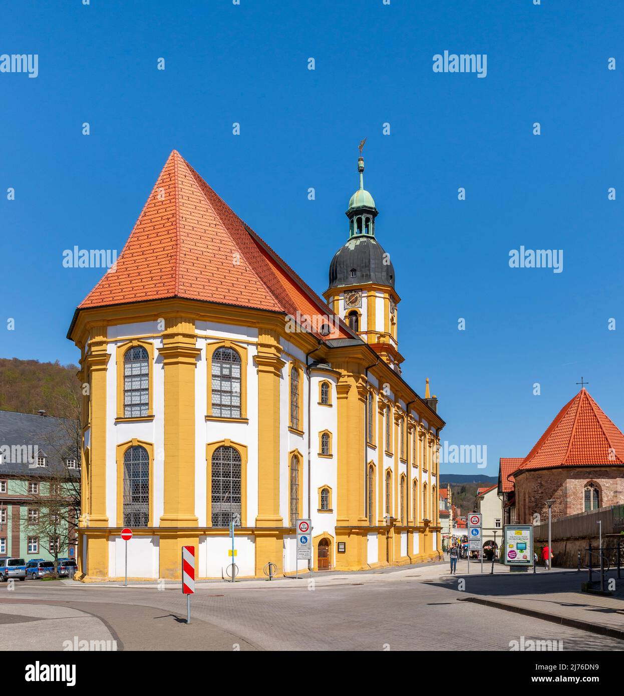 Deutschland, Suhl, die lutherische Kreuzkirche wurde von 1731 bis 1739 erbaut. Die Fassade des sechsachsigen Kirchenschiffs ist durch zweigeschossige Rundbogenfenster und Pilaster geteilt. Rechts die Kapelle zum Heiligen Kreuz Stockfoto