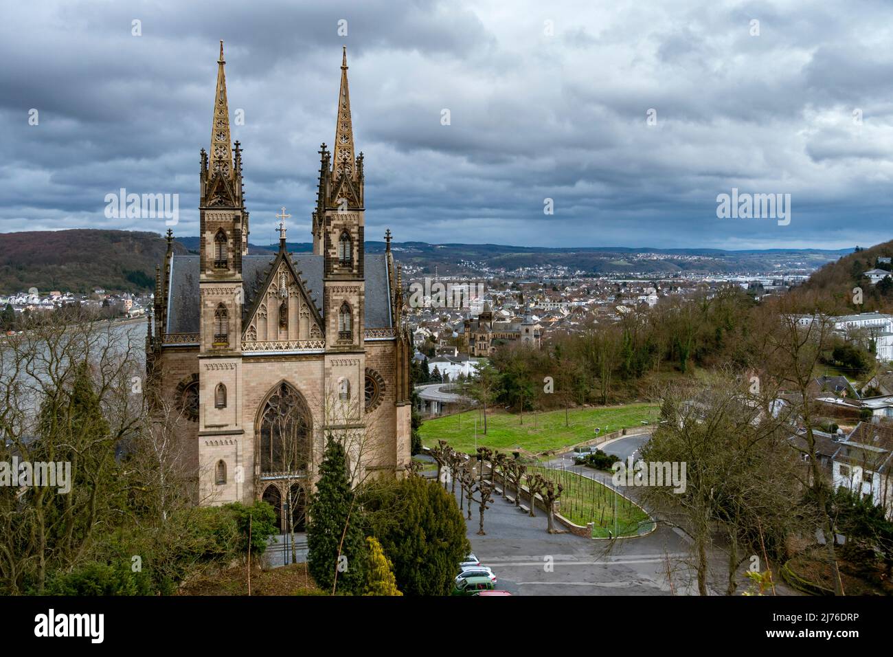 Deutschland, Remagen, Apollinaris Kirche auf dem Apollinaris Berg. Blick auf Remagen. Stockfoto