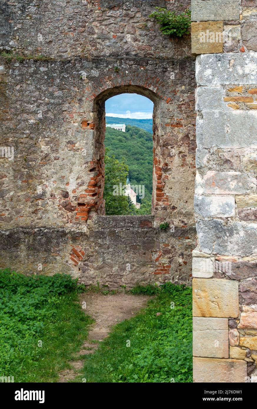 Deutschland, Donaustauf, Blick von der Burgruine Donaustauf über die Wallfahrtskirche St. Salvator nach Valhalla. Die Burgruine Donaustauf ist die Ruine einer Hochburg über dem Dorf Donaustauf im oberpfälzischen Regensburg. Stockfoto
