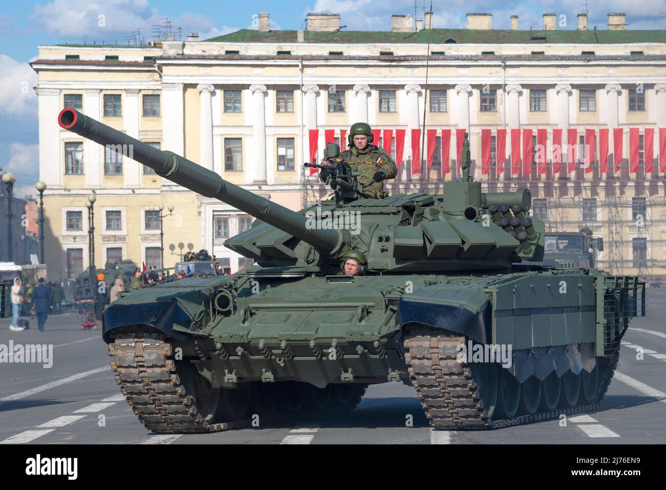 SANKT PETERSBURG, RUSSLAND - 28. APRIL 2022: Russischer Panzer T-72B3 bei der Generalprobe der Militärparade zu Ehren des Siegestages Stockfoto