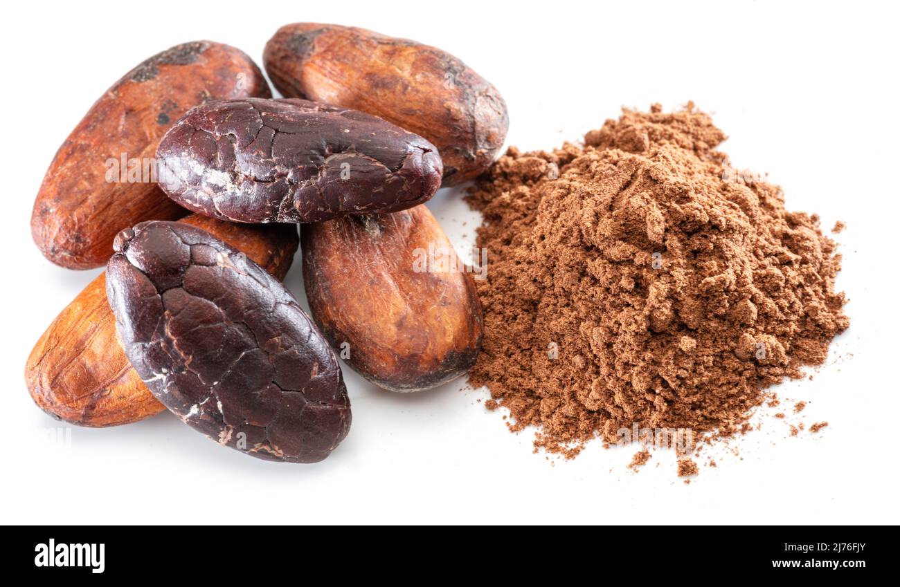 Kakaobohnen und Kakaopulver Nahaufnahme auf weißem Hintergrund. Stockfoto