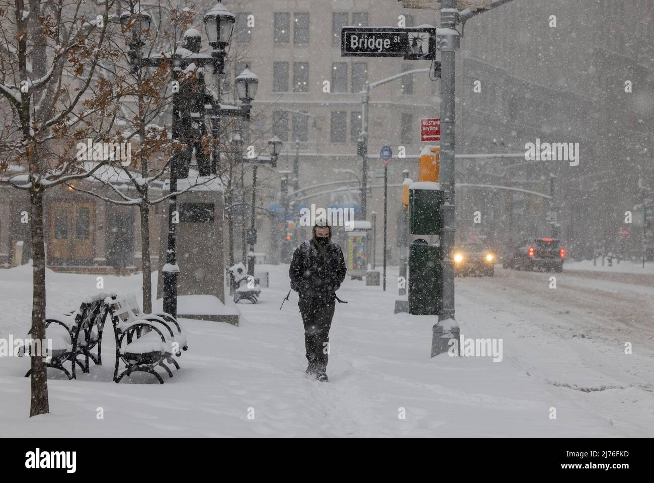 NEW YORK, N.Y. – 1. Februar 2021: Ein Fußgänger geht während eines Wintersturms auf einem Bürgersteig in Lower Manhattan. Stockfoto