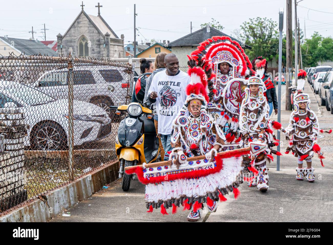 NEW ORLEANS, LA, USA - 17. MÄRZ 2019: Kostümierte junge und alte Mardi Gras Indianer laufen am St. Joseph Friedhof vorbei zur LaSalle Street Parade Route Stockfoto