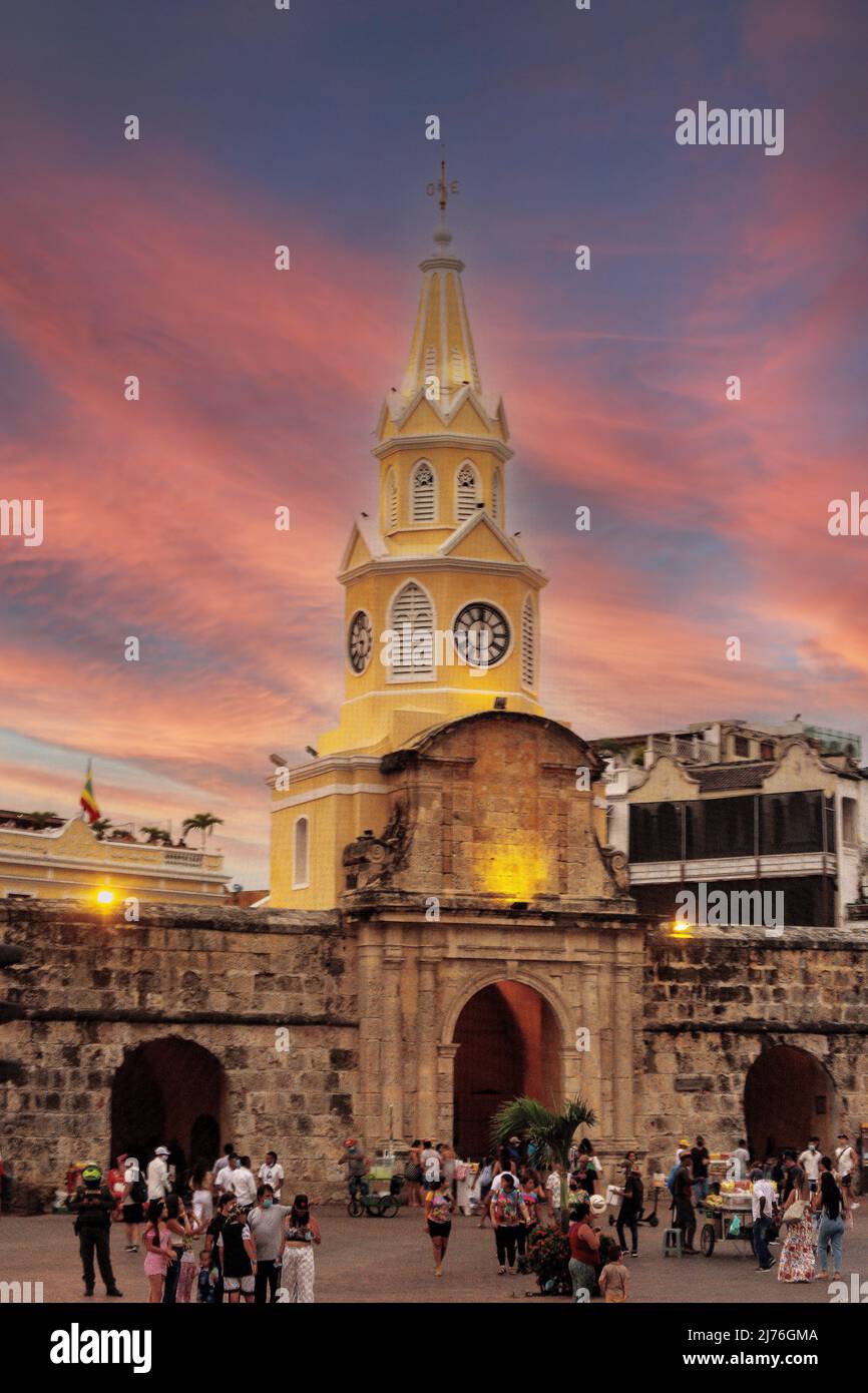 Monumento Torre del Reloj in der Abenddämmerung, Plaza de Los Coches, Old Cartagena, Cartagena, Bolivar, Republik Kolumbien Stockfoto