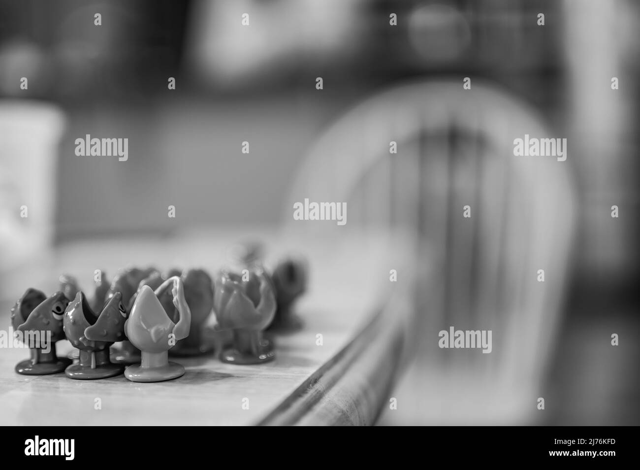 Kinder-Spiel mit einem Miniatur-Pol und Linie in offene Kunststoff-Fische gesenkt, um sie zu fangen, wie der Teich dreht. Stockfoto