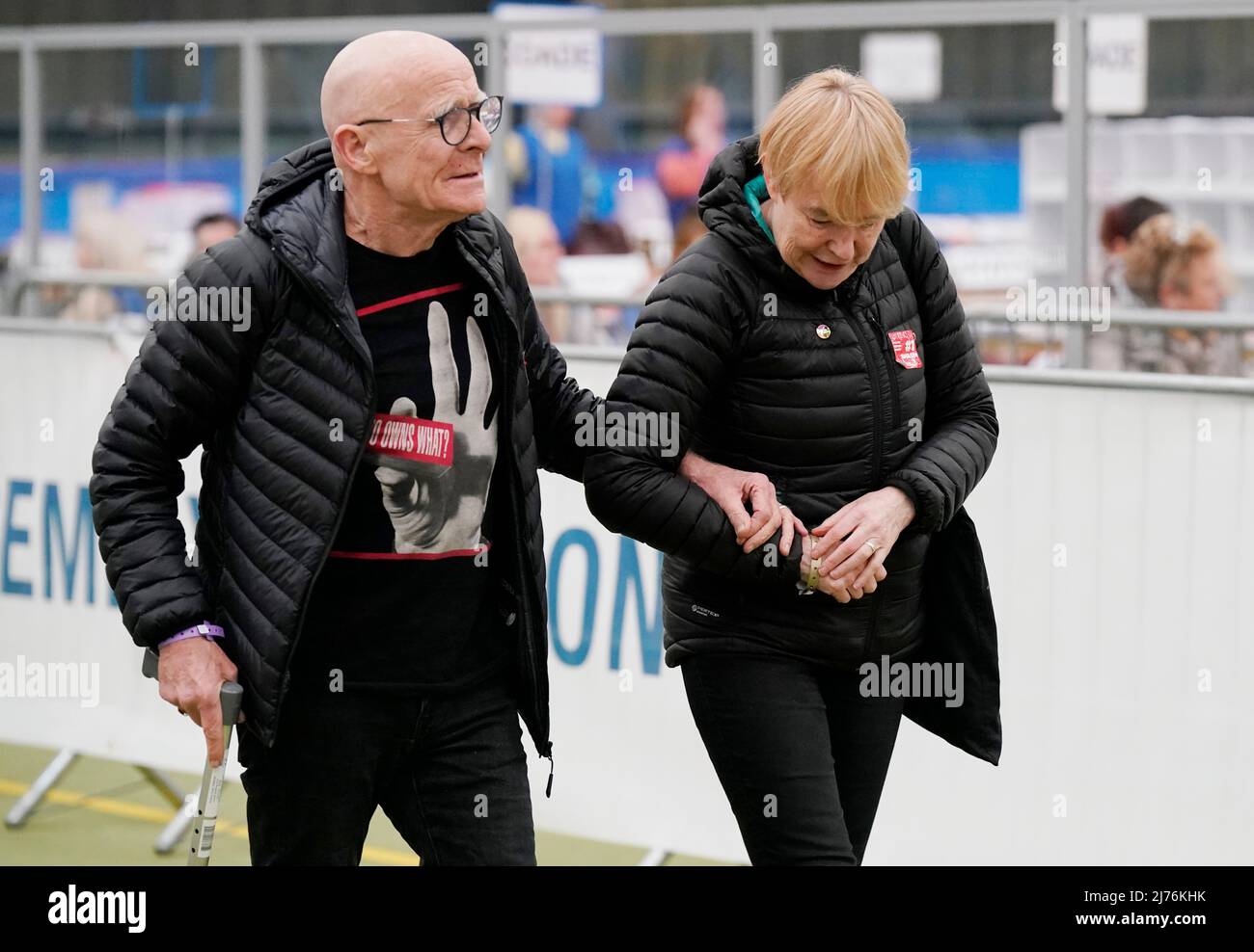 People Before Profits Eamonn McCann mit Partner Goretti Horgan im Wahlzentrum der nordirischen Versammlung in der Meadowbank Sports Arena in Magherafelt in Co County Londonderry. Bilddatum: Freitag, 6. Mai 2022. Stockfoto