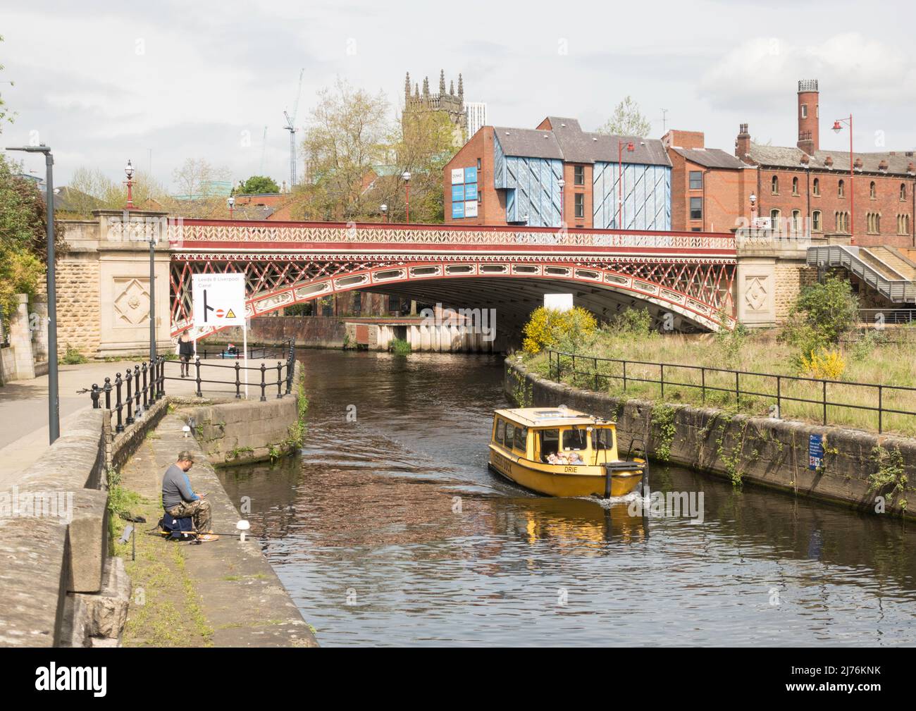 Eine Leeds Dock Wassertaxi verläuft unter der Krone Brücke über den Fluss Aire in Leeds, Yorkshire, England, Großbritannien Stockfoto