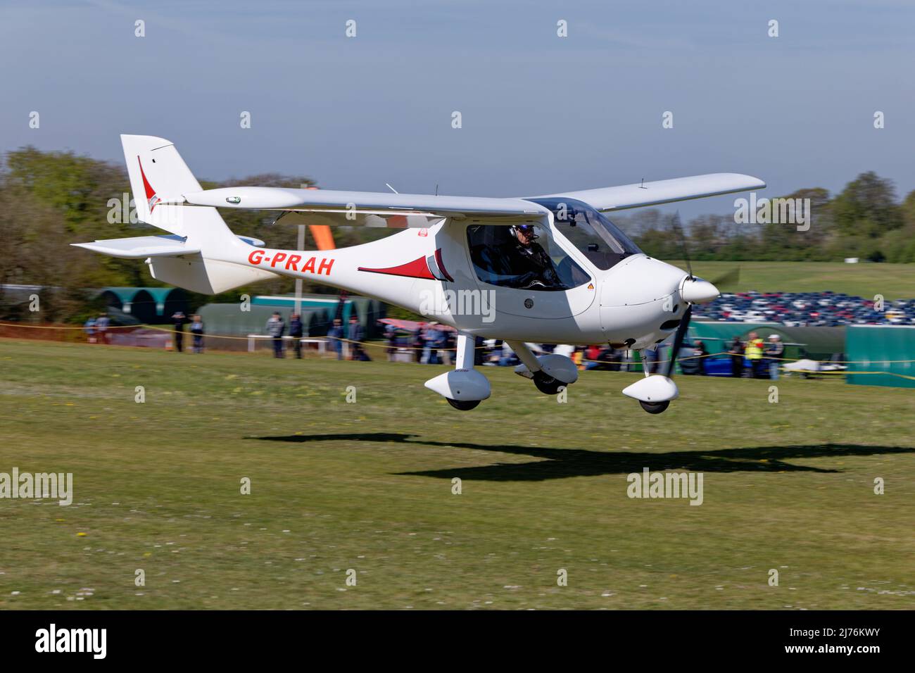 Flight Design CT2K Anmeldung G-PRAH wird auf dem Flugplatz Popham in Hampshire, England, landen, um an dem jährlichen MICROLight Aircraft Fly-in-Treffen teilzunehmen Stockfoto