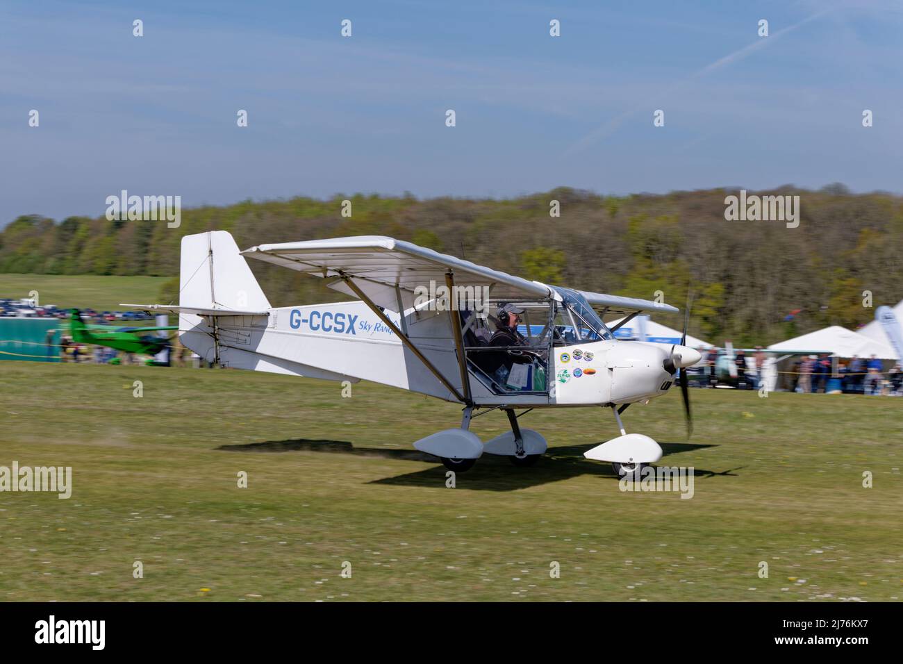 Das Skyranger Swift-Ultraleichtflugzeug G-CCSX trifft auf den Flugplatz Popham in Hampshire England, um am jährlichen Fly-in-Treffen der Ultraleichtflugzeuge teilzunehmen Stockfoto