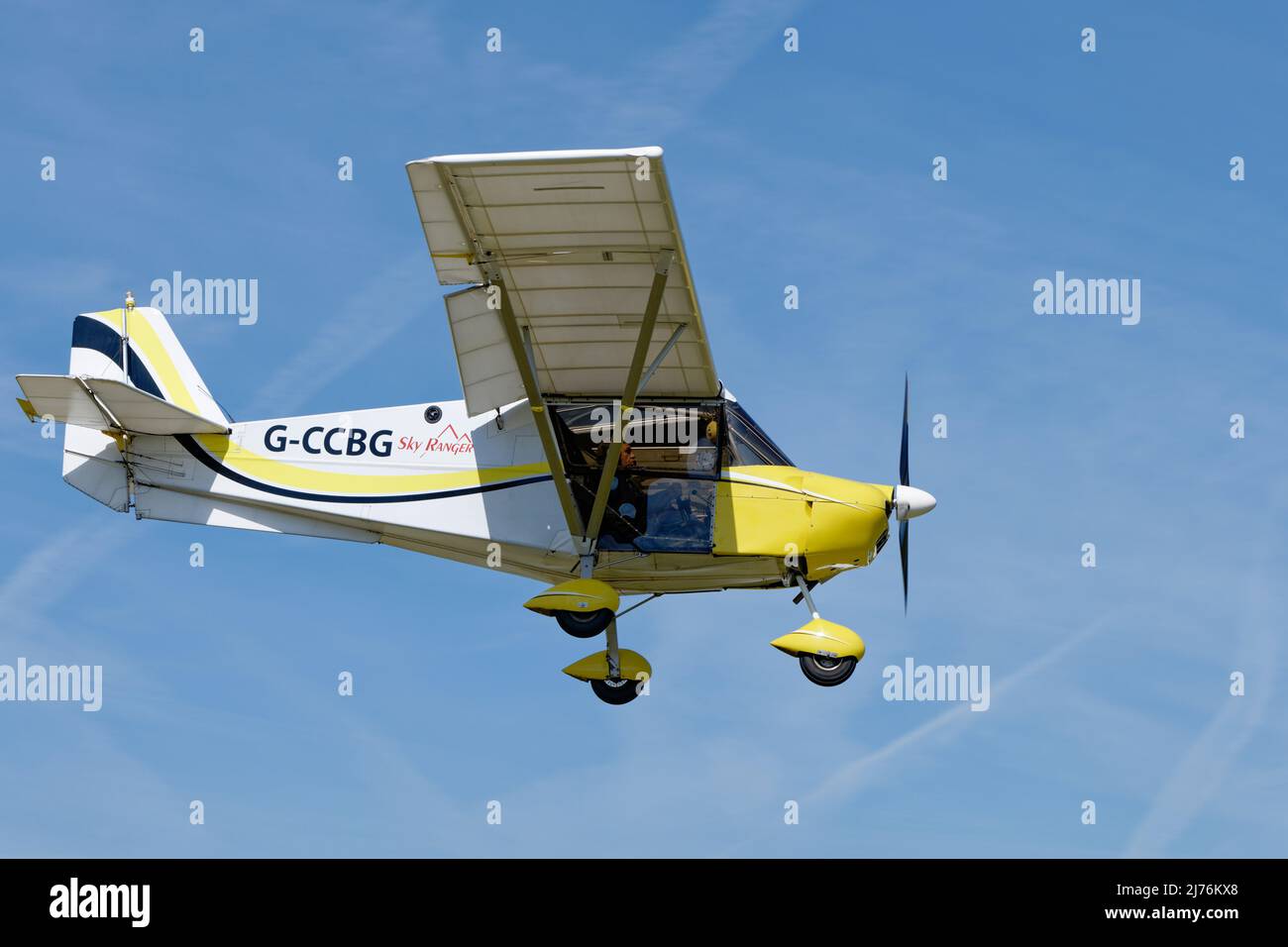 Skyranger Swift-Ultraleichtflugzeug G-CCBG kommt über den Flugplatz Popham in Hampshire England, um an dem jährlichen Treffen zum Einfliegen von Ultraleichtflugzeugen teilzunehmen Stockfoto