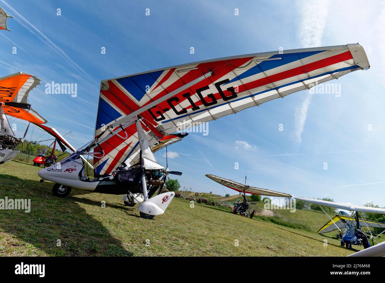 Auffälliges Design der britischen Union Jack-Flagge auf dem Flügel dieses P&M Aviation Quik GTR Flex Wing Microlight-Flugzeugs, das auf dem Flugplatz Popham geparkt ist Stockfoto