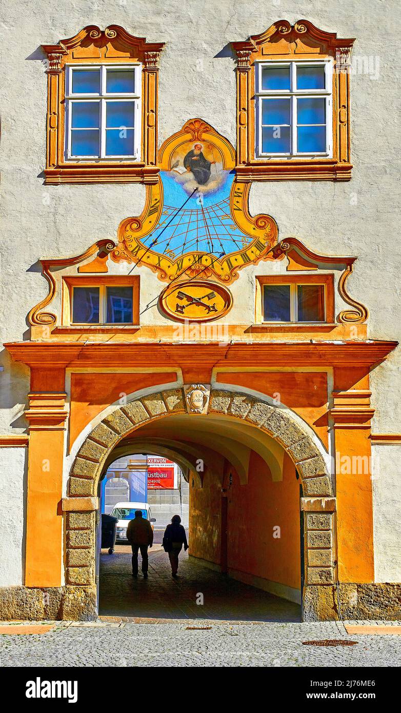 Innenansicht der Eingangsfront zur Erzabtei St. Peter in der Stadt Salzburg im Hochformat; Stockfoto
