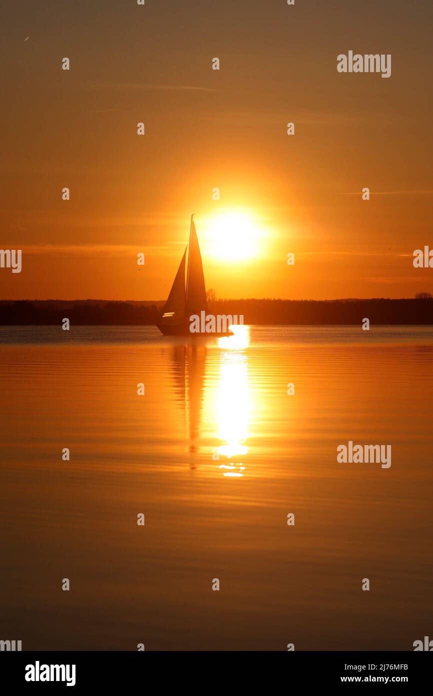 Sonnenuntergang am Dümmer See mit Segelschiff Stockfoto