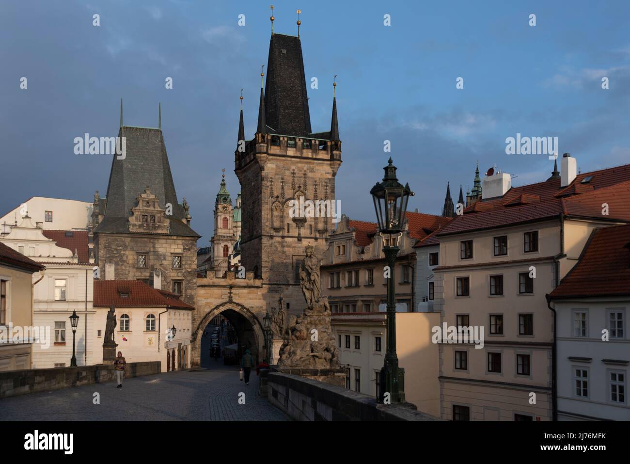 Karlsbrücke, Kleinstädter Brückenturm, Nikolaikirche, Prag, Tschechische Republik Stockfoto