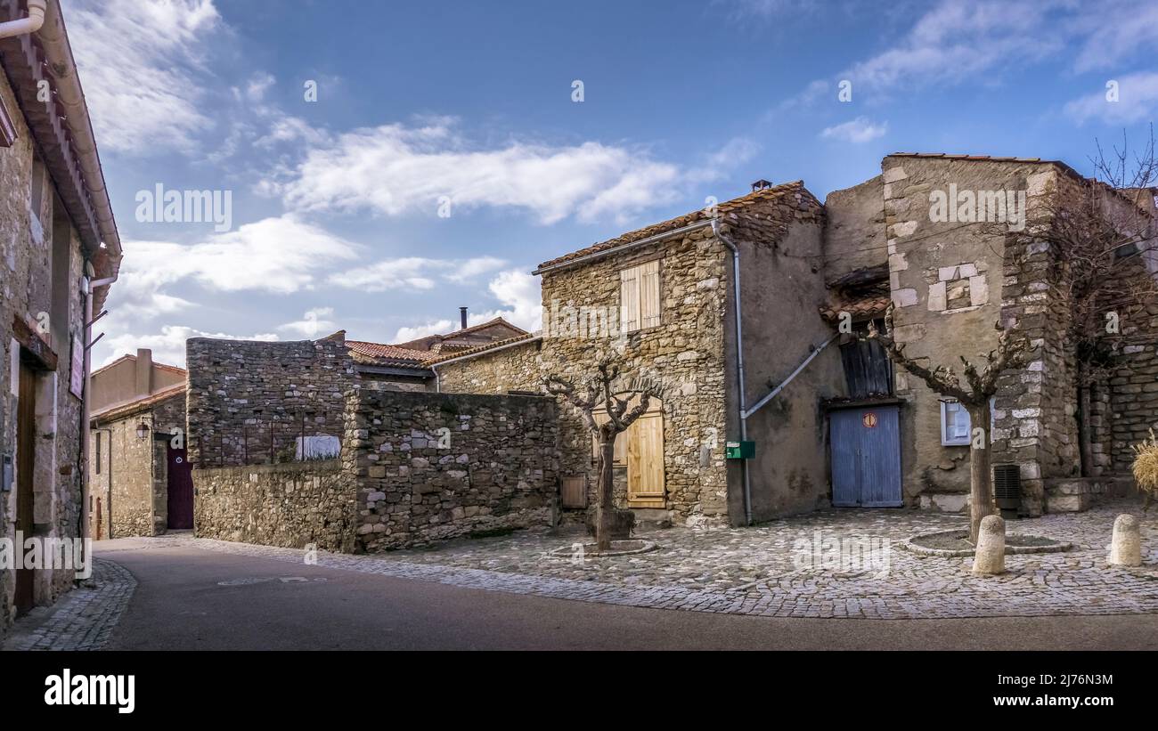 Dorfstraße in Minerve. Das mittelalterliche Dorf wurde auf einem Felsen erbaut. Letzte Zuflucht der Katharer, eines der schönsten Dörfer Frankreichs (Les plus beaux Villages de France). Stockfoto