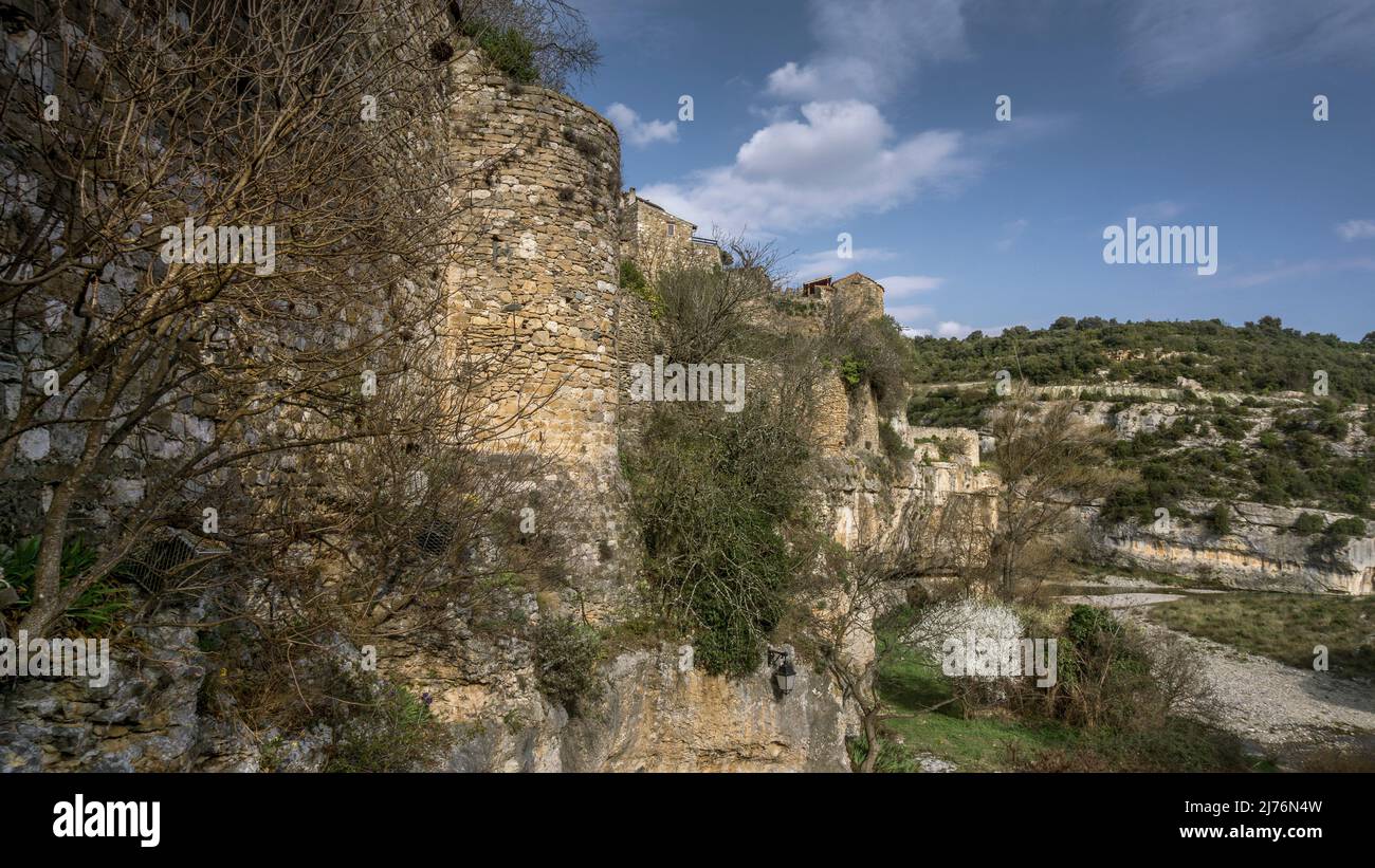 Überreste des südlichen Wehrturms, der im XIII Jahrhundert erbaut wurde. Das mittelalterliche Dorf wurde auf einem Felsen erbaut. Letzte Zuflucht der Katharer, eines der schönsten Dörfer Frankreichs (Les plus beaux Villages de France). Stockfoto