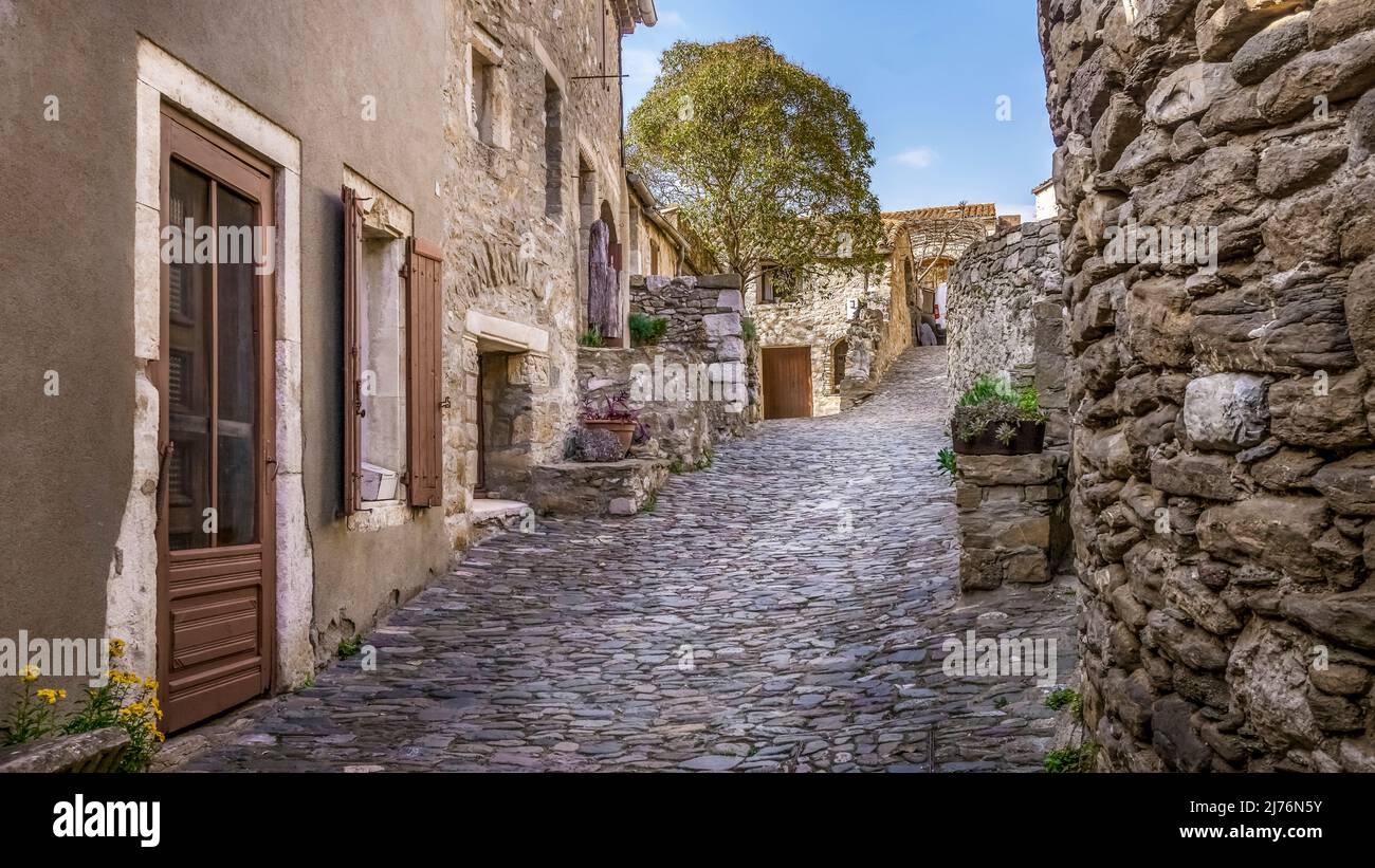 Dorfstraße in Minerve. Das mittelalterliche Dorf wurde auf einem Felsen erbaut. Letzte Zuflucht der Katharer, eines der schönsten Dörfer Frankreichs (Les plus beaux Villages de France). Stockfoto