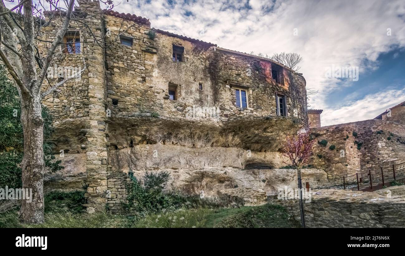 Außenwand in Minerve. Das mittelalterliche Dorf wurde auf einem Felsen erbaut. Letzte Zuflucht der Katharer, eines der schönsten Dörfer Frankreichs (Les plus beaux Villages de France). Stockfoto