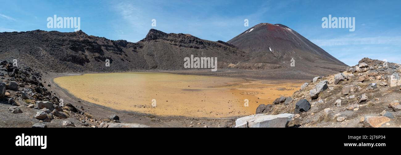 Wandern auf dem Tongariro Alpine Crossing, Panoramablick auf Mt Ngauruhoe, Nordinsel Neuseelands Stockfoto