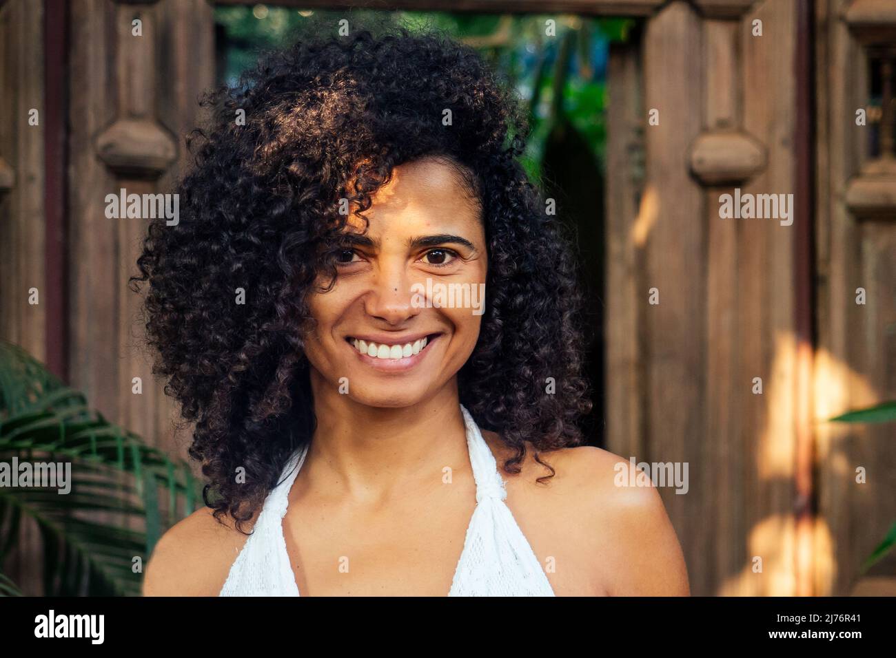 Natürliche schöne Mischrasse Frau ohne Make-up in tropischen gerden Park Stockfoto
