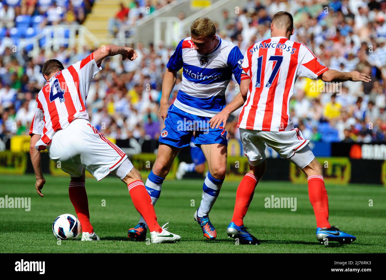 August 2012 - Premier League Football - Reading FC vs Stoke City. Pavel Pogrebnyak von Reading wird von Robert Huth und Ryan Shawcross von Stoke angegriffen. Fotograf: Paul Roberts/Pathos. Stockfoto
