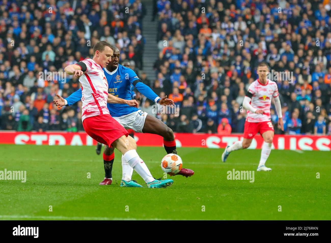 Lukas Klostermann, Spieler des RC Leipzig, spielt im UEFA-Halbfinale im Ibrox-Stadion Glasgow gegen Glen Kamara um den Ball. Die Rangers haben 3-2 gewonnen Stockfoto