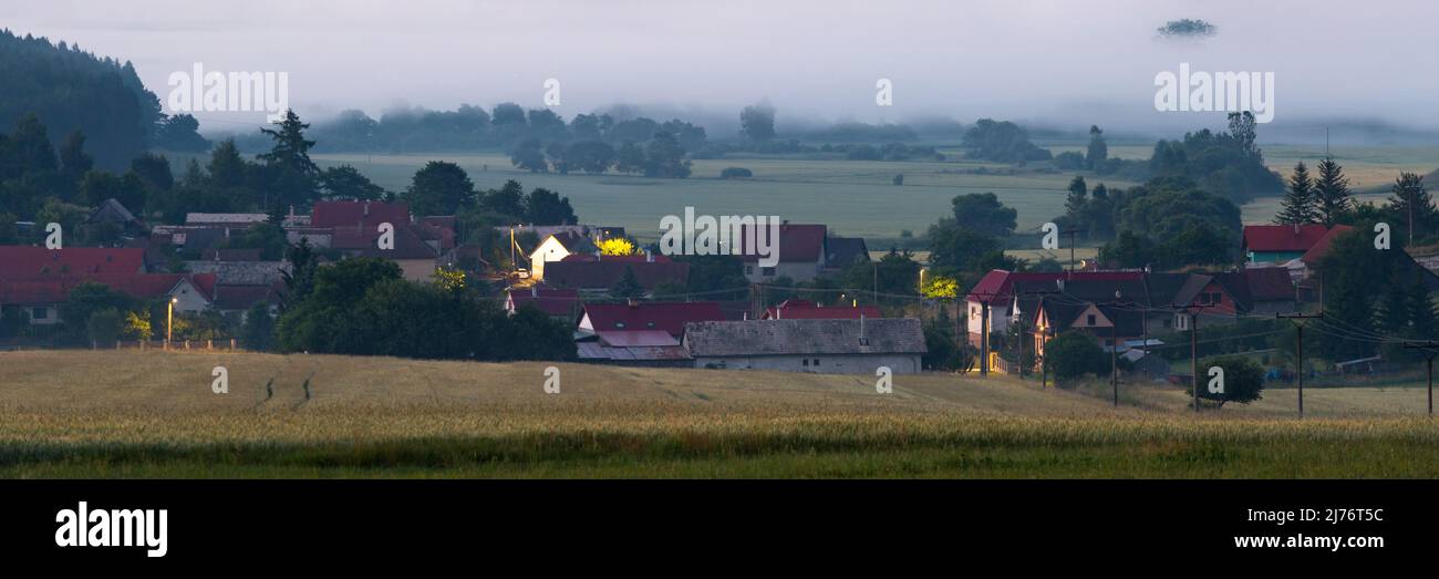 Morgennebel im Dorf Ondrasova, Slowakei. Stockfoto