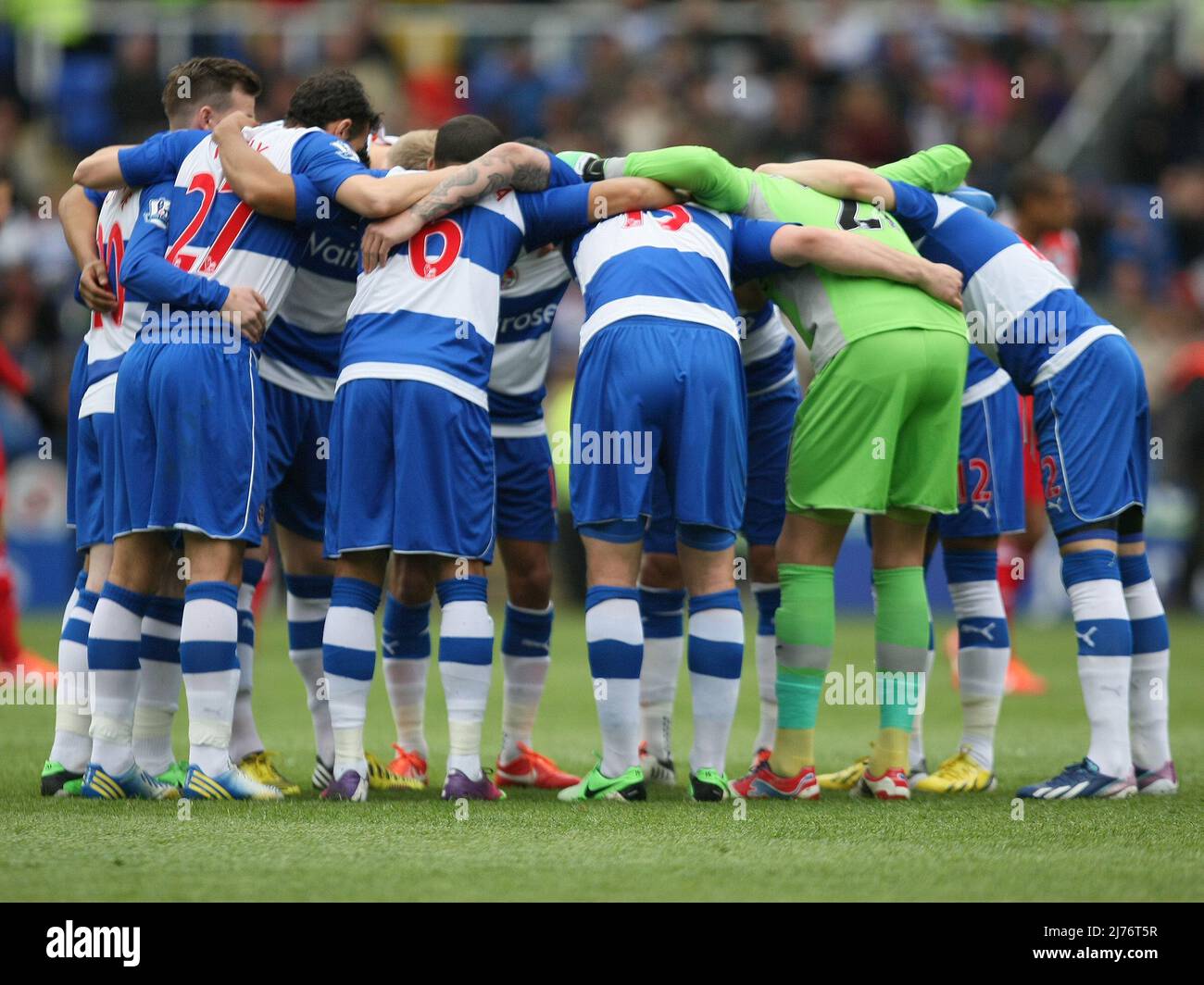 28. April 2013 - Fußball - Barclays Premier League Fußball - Reading FC vs Queens Park Rangers - Reading-Spieler treten vor dem Anpfiff einer Runde bei - Fotograf: Paul Roberts / Pathos. Stockfoto