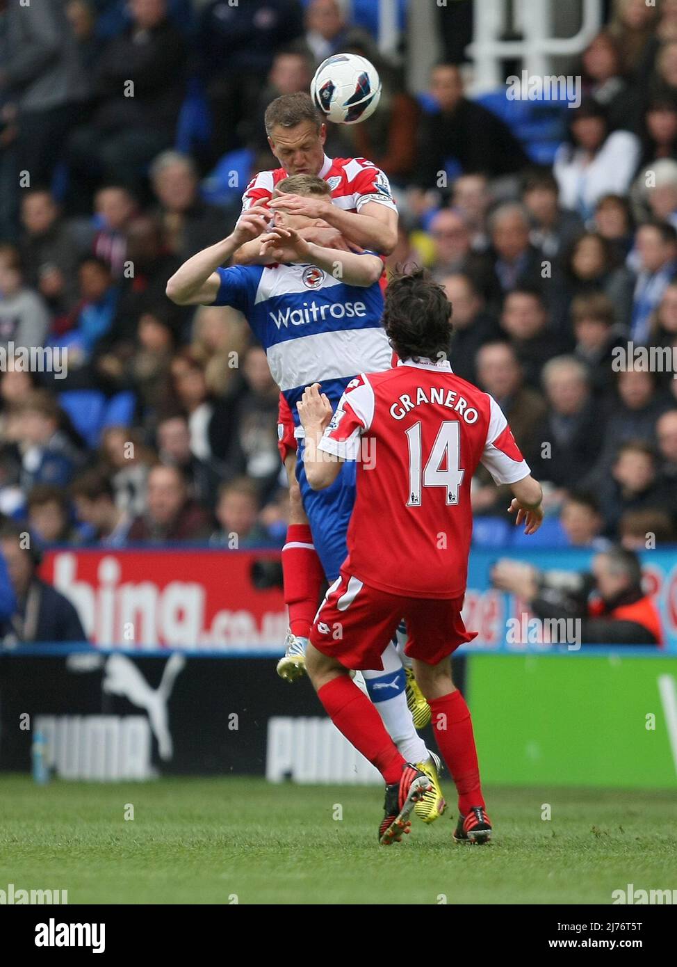 28. April 2013 - Fußball - Barclays Premier League Football - Reading FC vs Queens Park Rangers - Pavel Pogrebnyak aus Reading hat seine Augen vom Clint Hill von QPR verdeckt - Fotograf: Paul Roberts / Pathos. Stockfoto