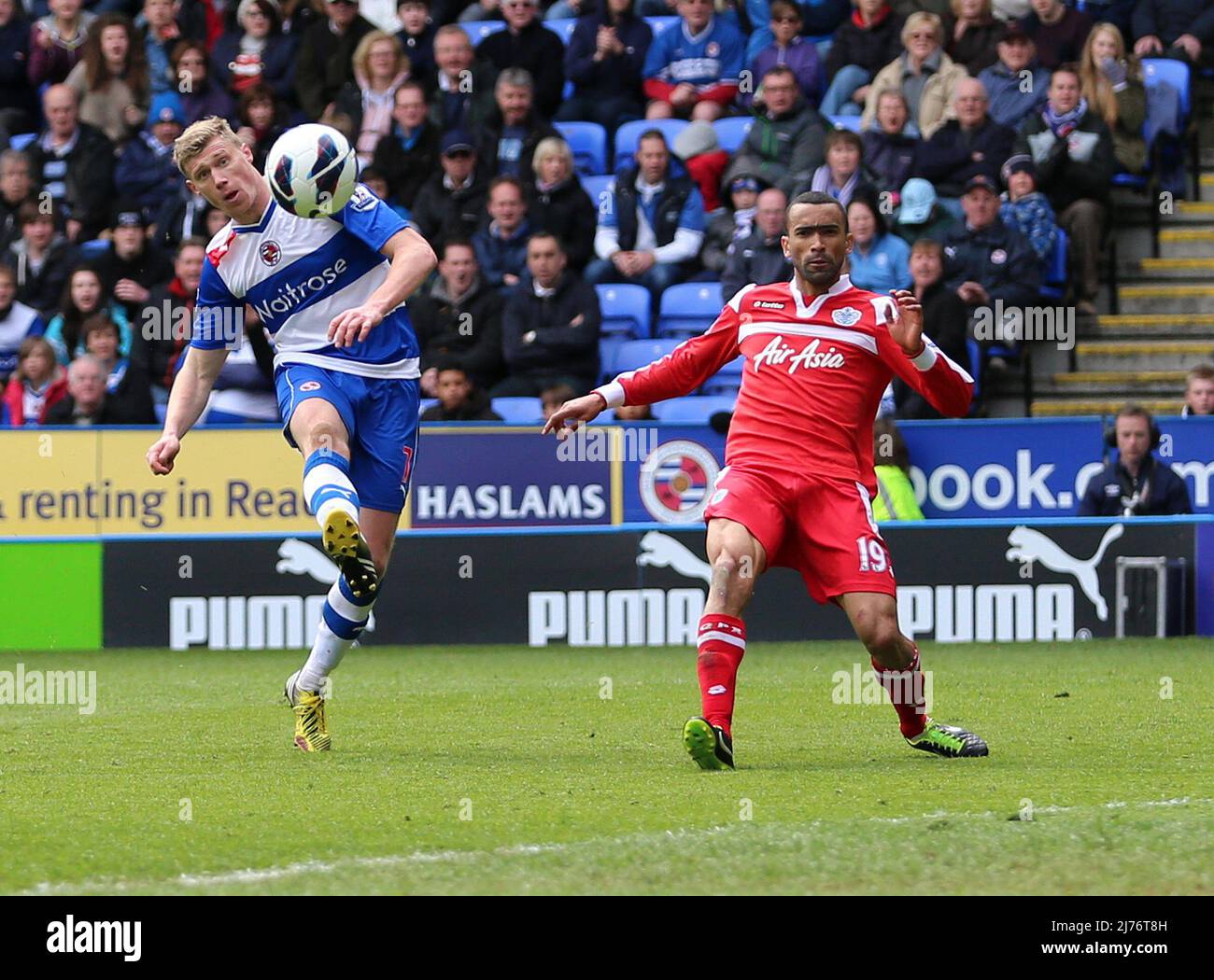 28. April 2013 - Fußball - Barclays Premier League Football - Reading FC vs Queens Park Rangers - Pavel Pogrebnyak von Reading rollt einen Schuss, während Armand Traore von Queens Park Rangers zuschaut - Fotograf: Paul Roberts / Pathos. Stockfoto