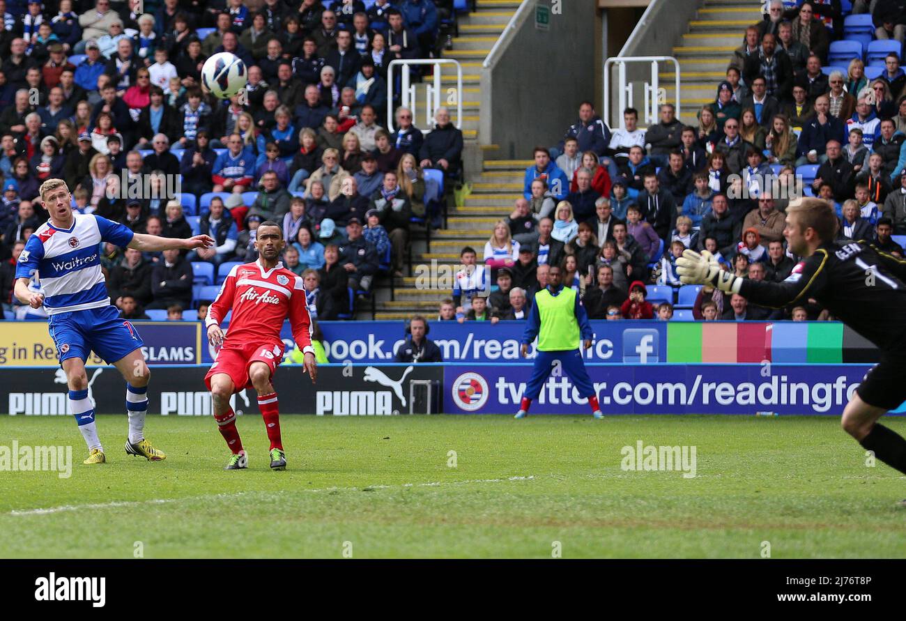 28. April 2013 - Fußball - Barclays Premier League Football - Reading FC vs Queens Park Rangers - Pavel Pogrebnyak von Reading rollt einen Schuss weit - Fotograf: Paul Roberts / Pathos. Stockfoto