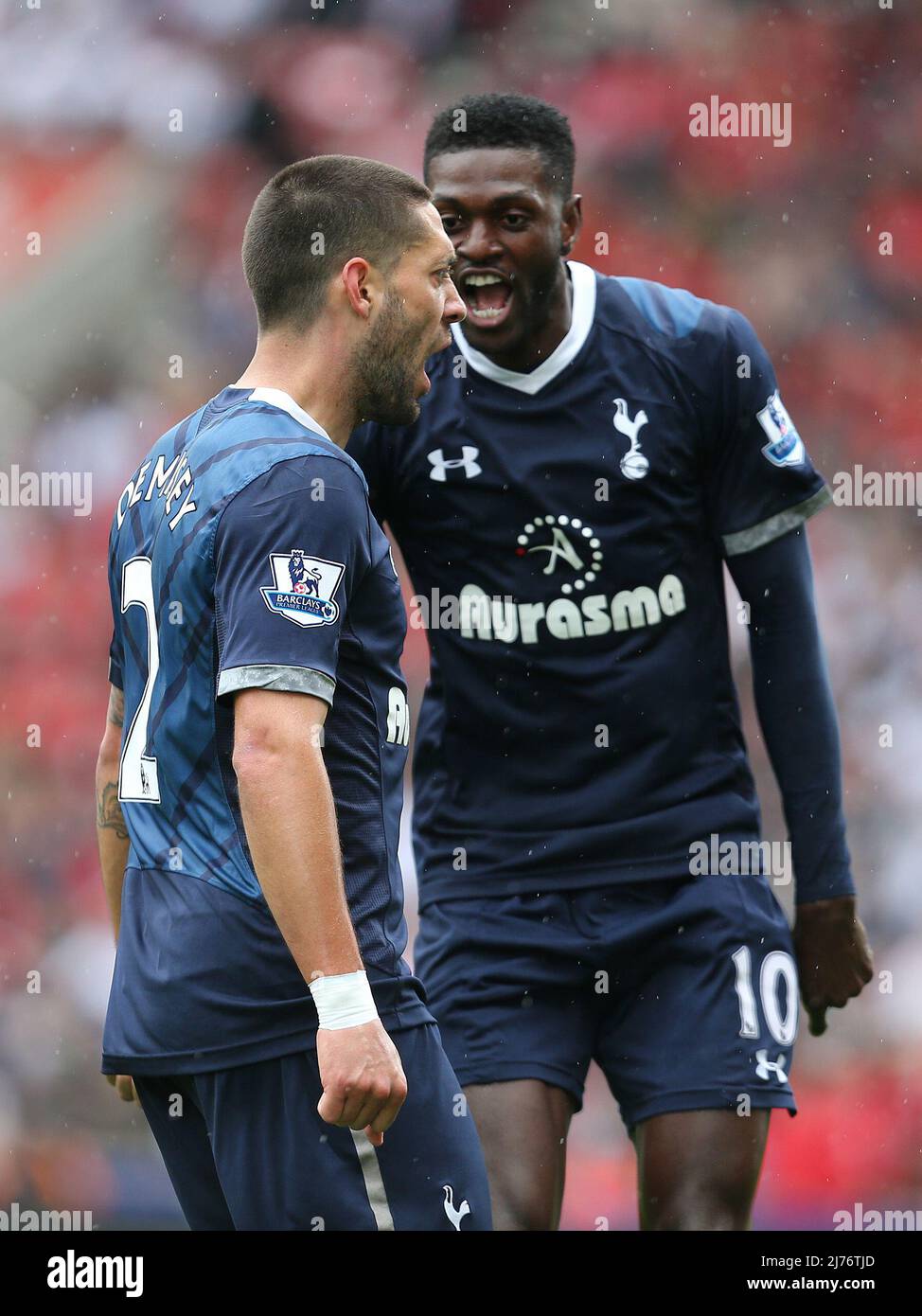 12. Mai 2013 - Fußball - Barclays Premier League - Stoke City vs Tottenham Hotspur - Emmanuel Adebayor und Clint Dempsey von Tottenham Hotspur feiern Dempseys Ausgleich (1-1)- Fotograf: Paul Roberts / Pathos. Stockfoto