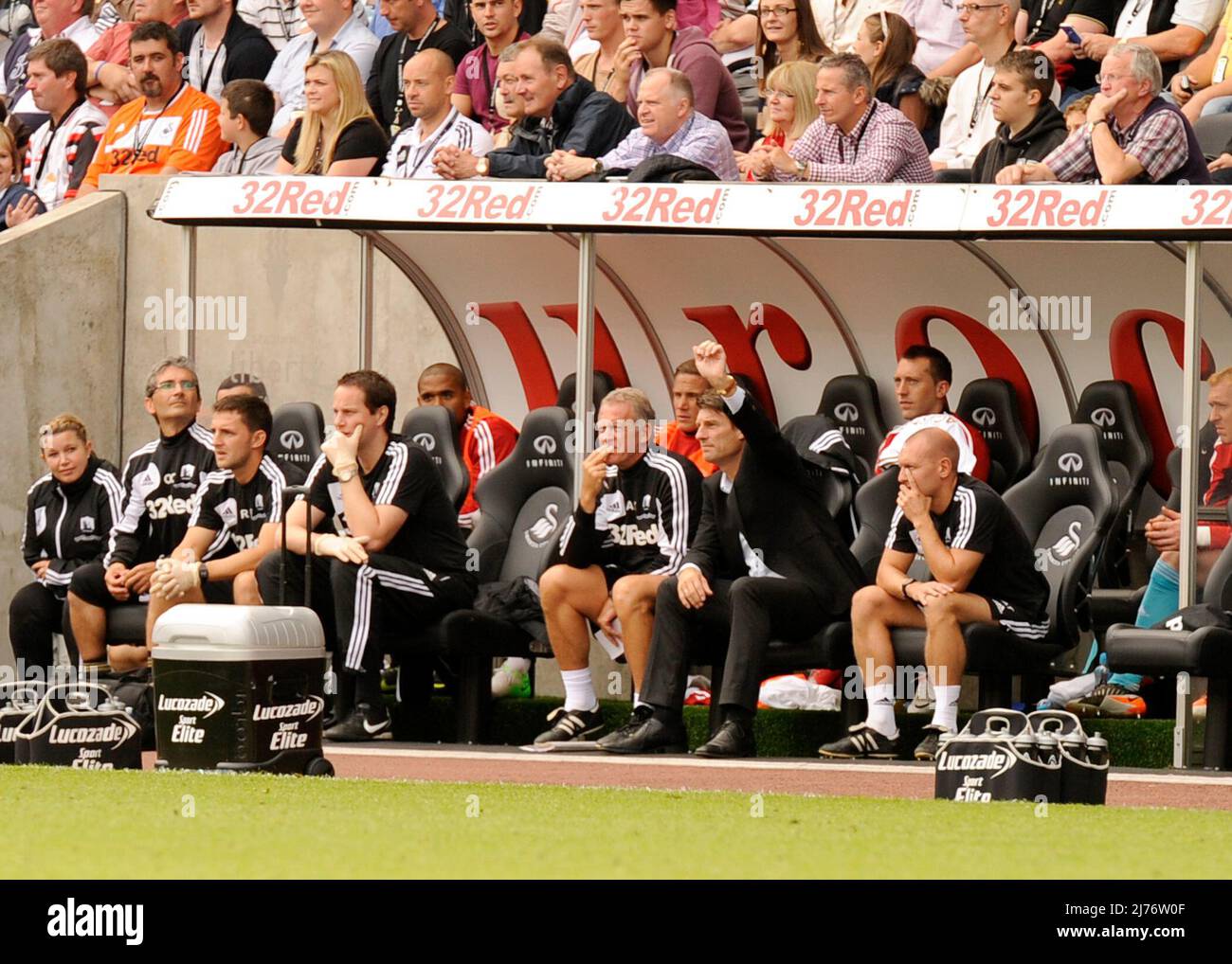 25.. August 2012 - Premier League Football - Swansea vs West Ham United. Brian Laudrup, Manager von Swansea City, begrüßt die Menge während des Spiels. Fotograf: Paul Roberts / Pathos. Stockfoto