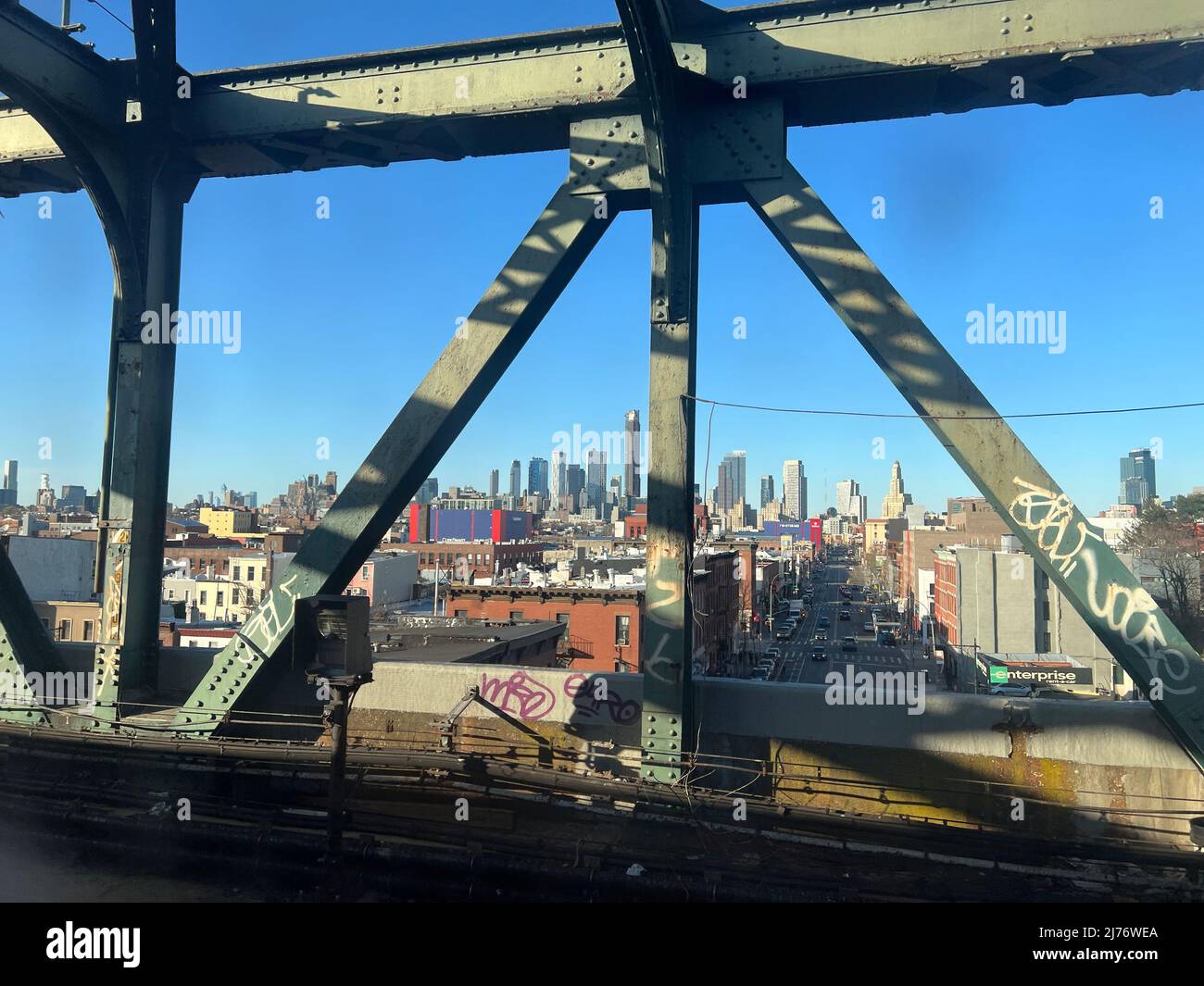 Die neueren Hochhäuser in der Innenstadt von Brooklyn, von der erhöhten Gleisstruktur der U-Bahn-Linie F Train aus gesehen, in Brooklyn, New York. Stockfoto