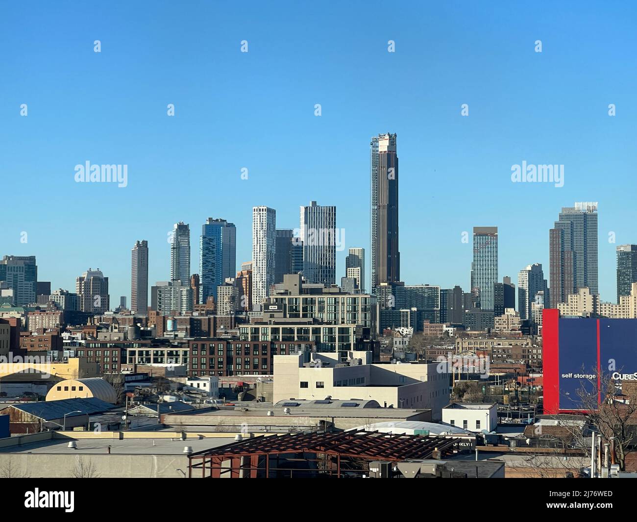 Blick über die Viertel Gowanus & Carroll Gardens auf die relativ neue Skyline in und um die Innenstadt von Brooklyn, New York City. Stockfoto